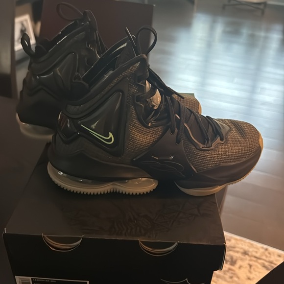 Lebron XIX gs size 6 youth - Picture 3 of 9